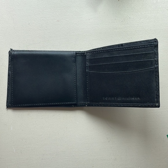 Tommy Hilfiger Men’s Leather Wallet - Picture 2 of 3